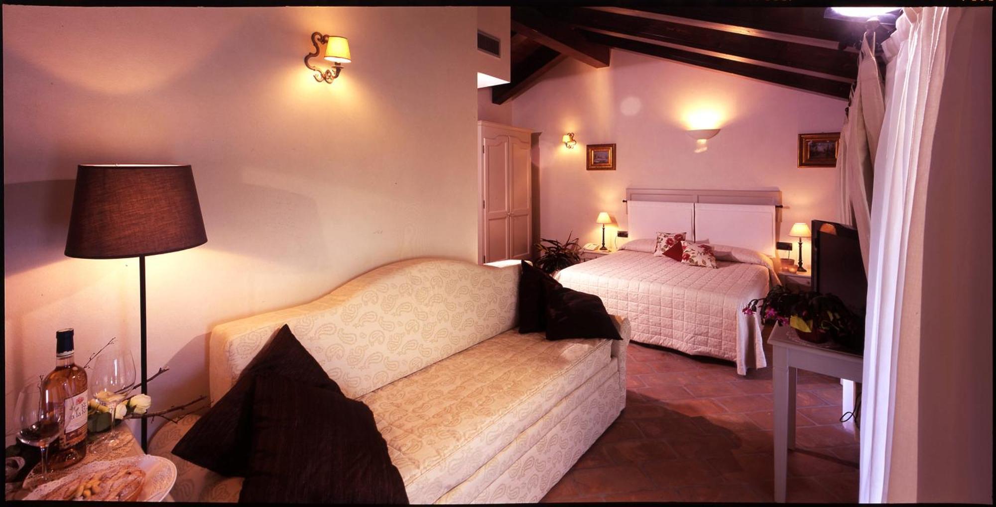 Relais Bella Rosina Pool & Spa La Cassa Pokoj fotografie